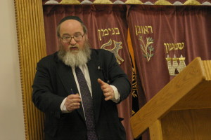 Rabbi Breitowitz giving shiur at Woodside Syangogue.
